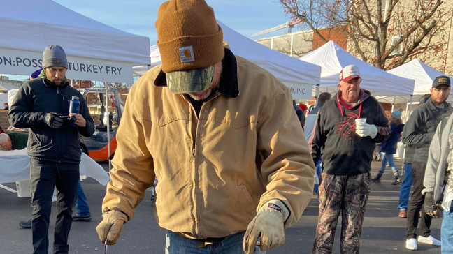Country singer Tracy Lawrence frying up hundreds of turkeys for Nashville's homeless (FOX 17 News){p}{/p}