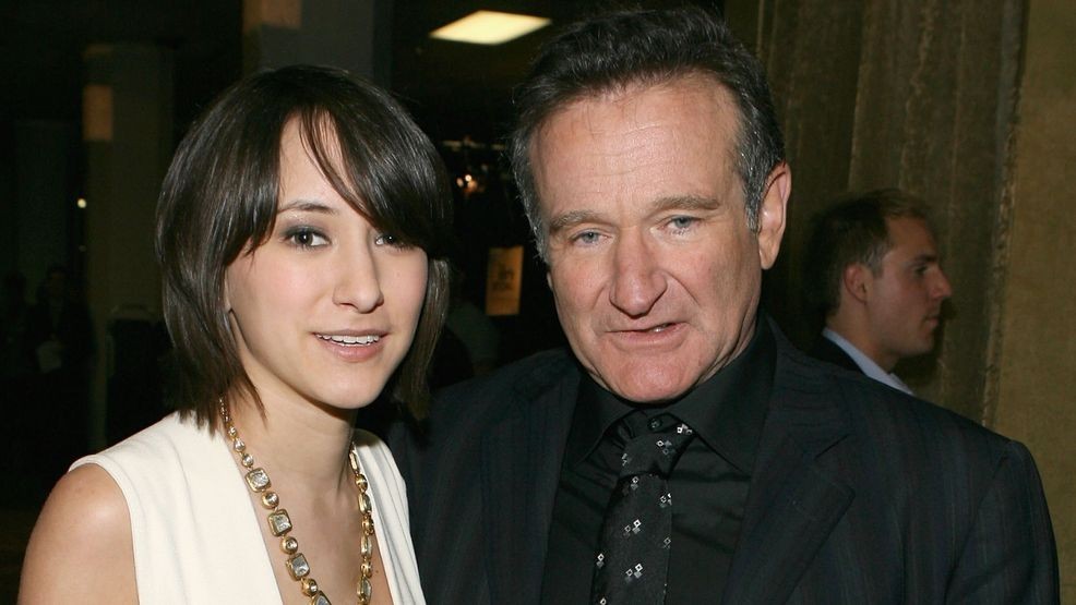 LOS ANGELES - JANUARY 09: (EXCLUSIVE ACCESS) Zelda Williams and Robin Williams backstage during the 33rd Annual People's Choice Awards held at the Shrine Auditorium on January 9, 2007 in Los Angeles, California. (Photo by Michael Buckner/Getty Images for PCA)
