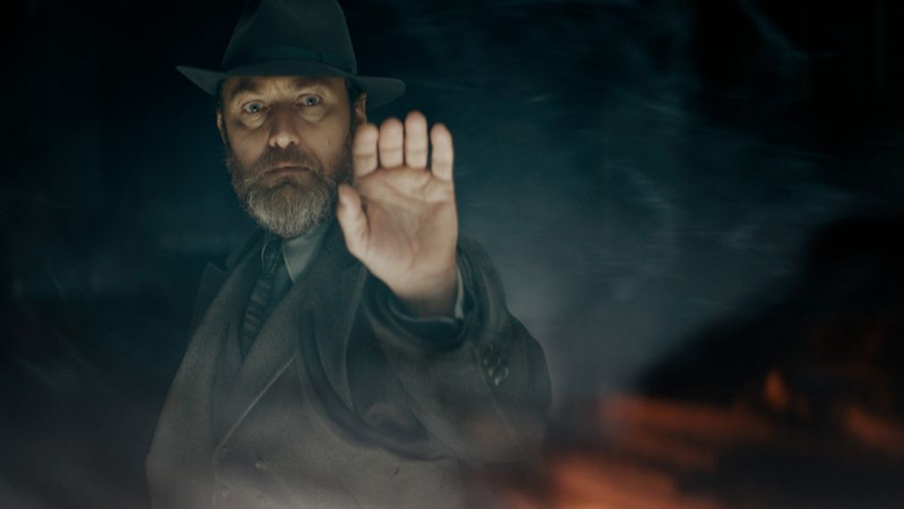 JUDE LAW as Albus Dumbledore in Warner Bros. Pictures' fantasy adventure "FANTASTIC BEASTS: THE SECRETS OF DUMBLEDORE,” a Warner Bros. Pictures release.{ }© 2022 Warner Bros. Ent. All Rights Reserved. Wizarding World™ Publishing Rights © J.K. Rowling WIZARDING WORLD and all related characters and elements are trademarks of and © Warner Bros. Entertainment Inc.